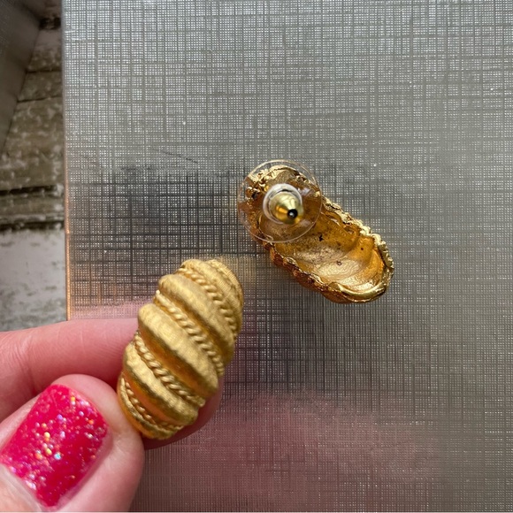 Elegant Gold and Pearl Jewelry Set - Picture 5 of 7